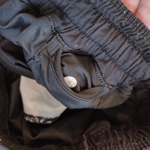 LULULEMON Women's Hotty Hot black masked 2.5" LR shorts - 6 - Picture 4 of 9